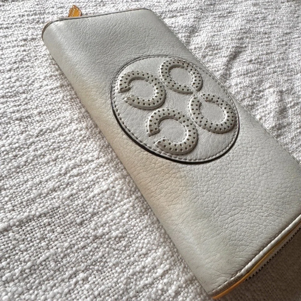 Coach White/Yellow Pebbled‎ Leather Zip Around Wallet 2000s Embossed Logo Design